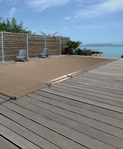couverture à barres pour piscine havane avec terrasse en bois et vue