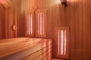 cabine en bois de sauna avec leds infrarouges et banquette en bois