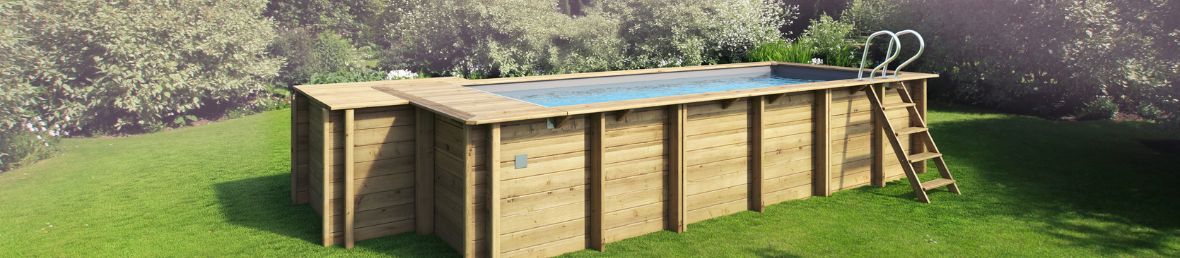 piscine en bois de forme rectangulaire dans un jardin